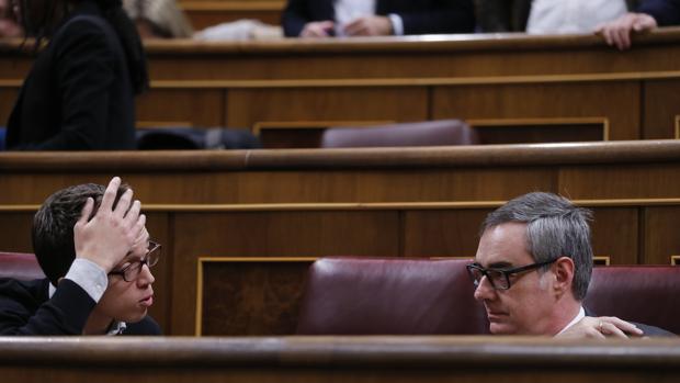Iñigo Errejón conversa con José Manuel Villegas durante una sesión de la pasada legislatura