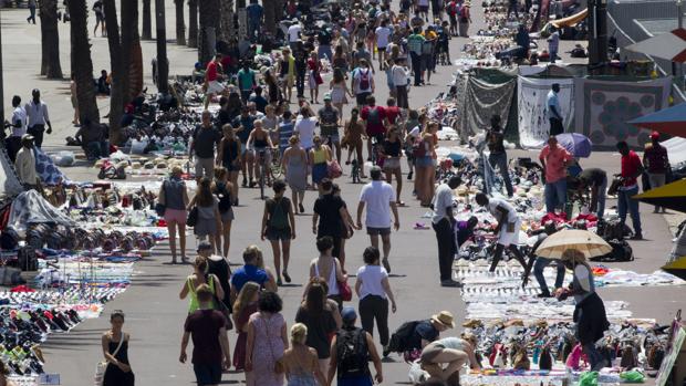 El paseo Joan de Borbó se ha convertido en uno de los principales enclaves de los manteros