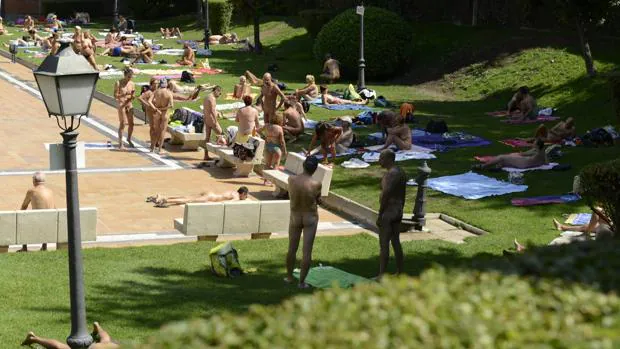 Un grupo de bañistas, muchos de ellos desnudos, en la piscina de Casa de Campo