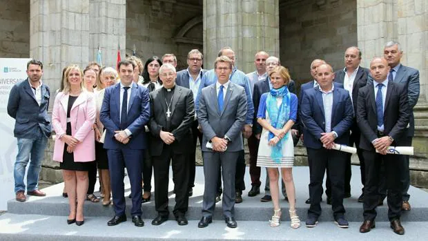 Feijóo, monseñor Carrasco Rouco, Rodríguez y Castro, con alcaldes del Camino Primitivo y de la Costa