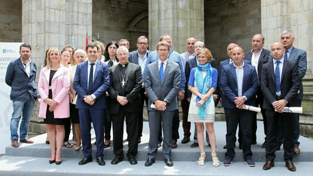 Feijóo, monseñor Carrasco Rouco, Rodríguez y Castro, con alcaldes del Camino Primitivo y de la Costa