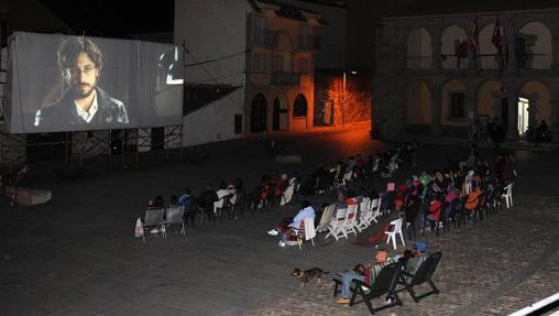 Vecinos viendo una película en Bustarviejo