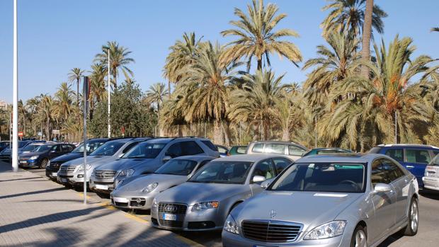 La Guarcia Civil ha detenido a siete personas por estafa continuada en la venta de vehículos de alta gama