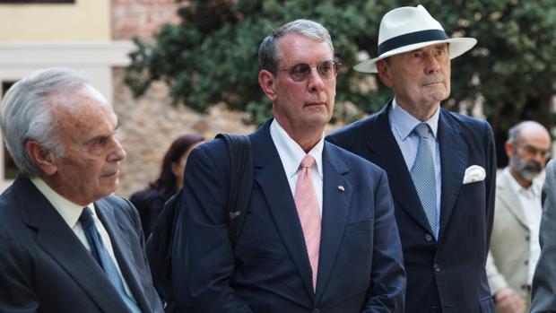 El duques de Soria, carlos Zurita; el presidente de la Asociación Internacional de Hispanistas, David T. Gies y el escritor y diplomático Santiago de Mora-Figueroa