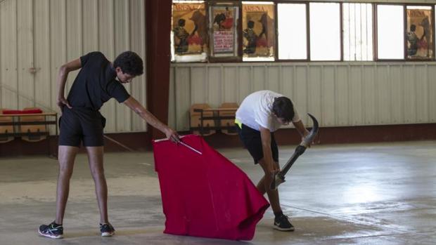 Dos alumnos practicando el pasado viernes en la Escuela de Tauromaquia Marcial Lalanda