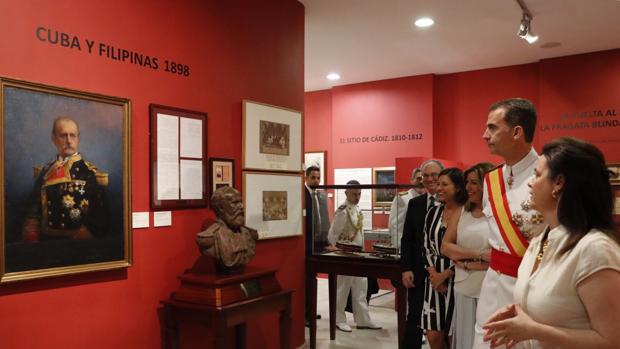 El Rey contempla las piezas del Museo Naval de San Fernando relativas a la pérdida de Cuba y Filipinas en 1898