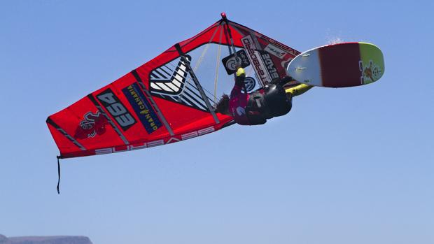 Víctor Fernández y Daida Ruano lideran el campeonato mundial de windsurf de Pozo Izquierdo