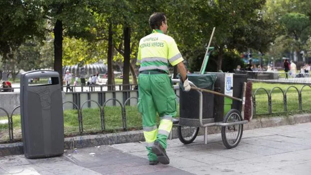 Un hombre limpia las calles de Madrid