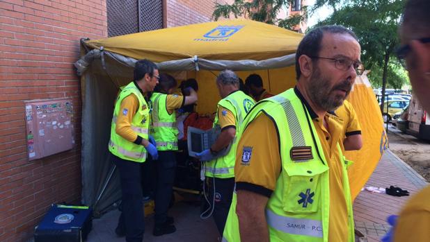 Los facultativos atienden a la mujer en el lugar del accidente