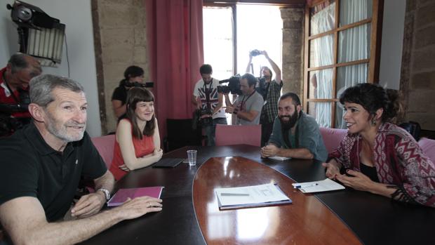 Julio Rodríguez junto a Teresa Rodríguez en una reunión en la campaña electoral del 26-J