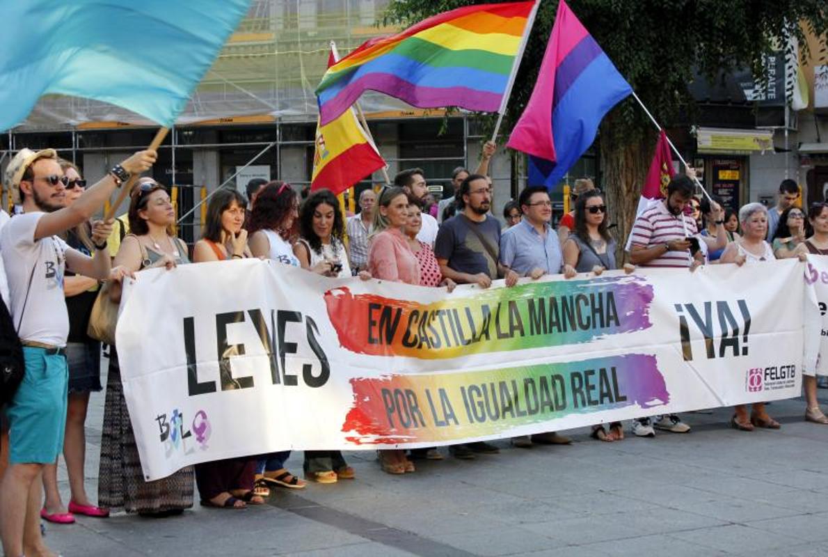 La alcaldesa de Toledo, tras la pancarta que encabezó la manifestación del colectivo Bolo-Bolo