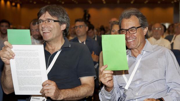 Puigdemont y Mas, durante el congreso de refundación de CDC