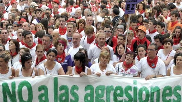 La presidenta del Gobierno de Navarra, Uxue Barkos (3i-segudna fila), muestra su condena y rechazo ante las agresiones sexuales durante el transcurso de los Sanfermines