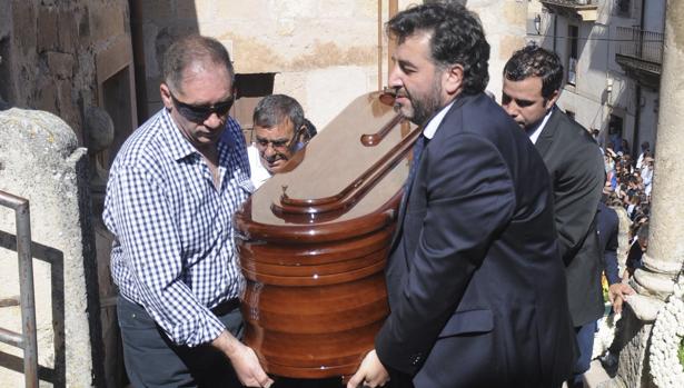 Familiares y amigos portan el féretro con los restos mortales del matador de toros a su llegada a la iglesia de San Bartolomé de la localidad segoviana de Sepúlveda