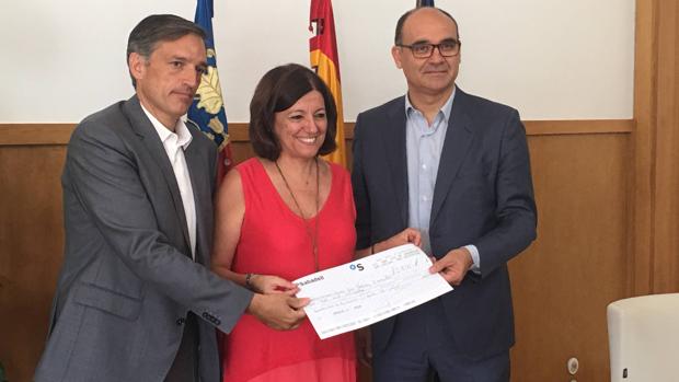 Bartual y Palomar entregan el cheque a Carratalá.