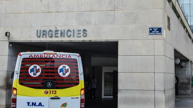 Imagen de una ambulancia a su llegada al hospital Clínico de Valencia
