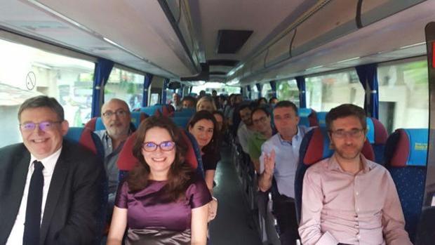 Imagen de los miembros del Consell en un autobús en Torrevieja