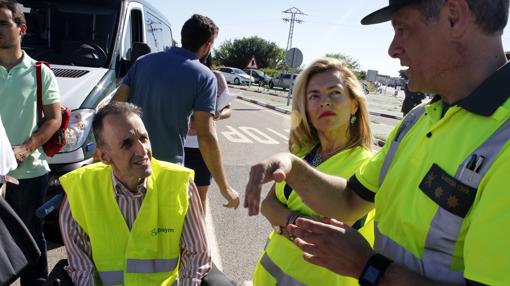 El teniente coronel José Antonio Mingorance charla con José Ramón del Pino y con la subdirectora de Tráfico en Toledo