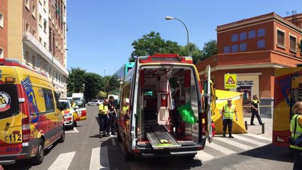 Fallece el anciano atropellado por un autobús escolar en Embajadores