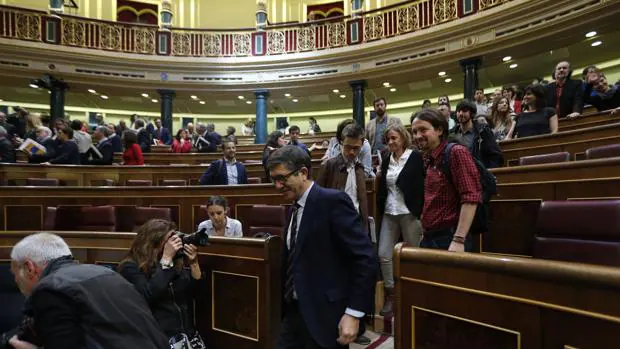 Patxi López, delante de Pablo Iglesias e ïñigo Errejón, en el último Pleno de la legislatura pasada