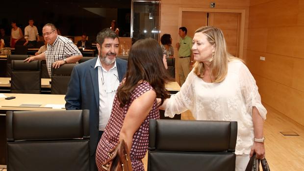 Del Olmo, a su llegada a la Comisión, saluda a Domínguez (Podemos) y Mitadiel (Ciudadanos)