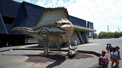 Réplica del Spinosaurus en el exterior del Museu Blau