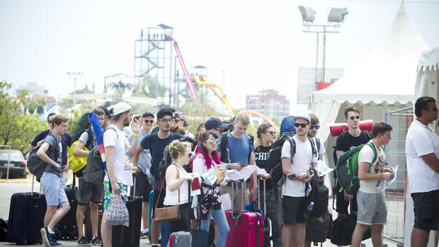 Imagen de los asistentes llegando al festival