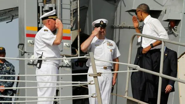 Obama, durante su visita al destructor USS Ross