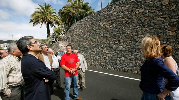 Rodríguuez ante un muro en Pino Santo, Santa Brígida, Gran Canaria