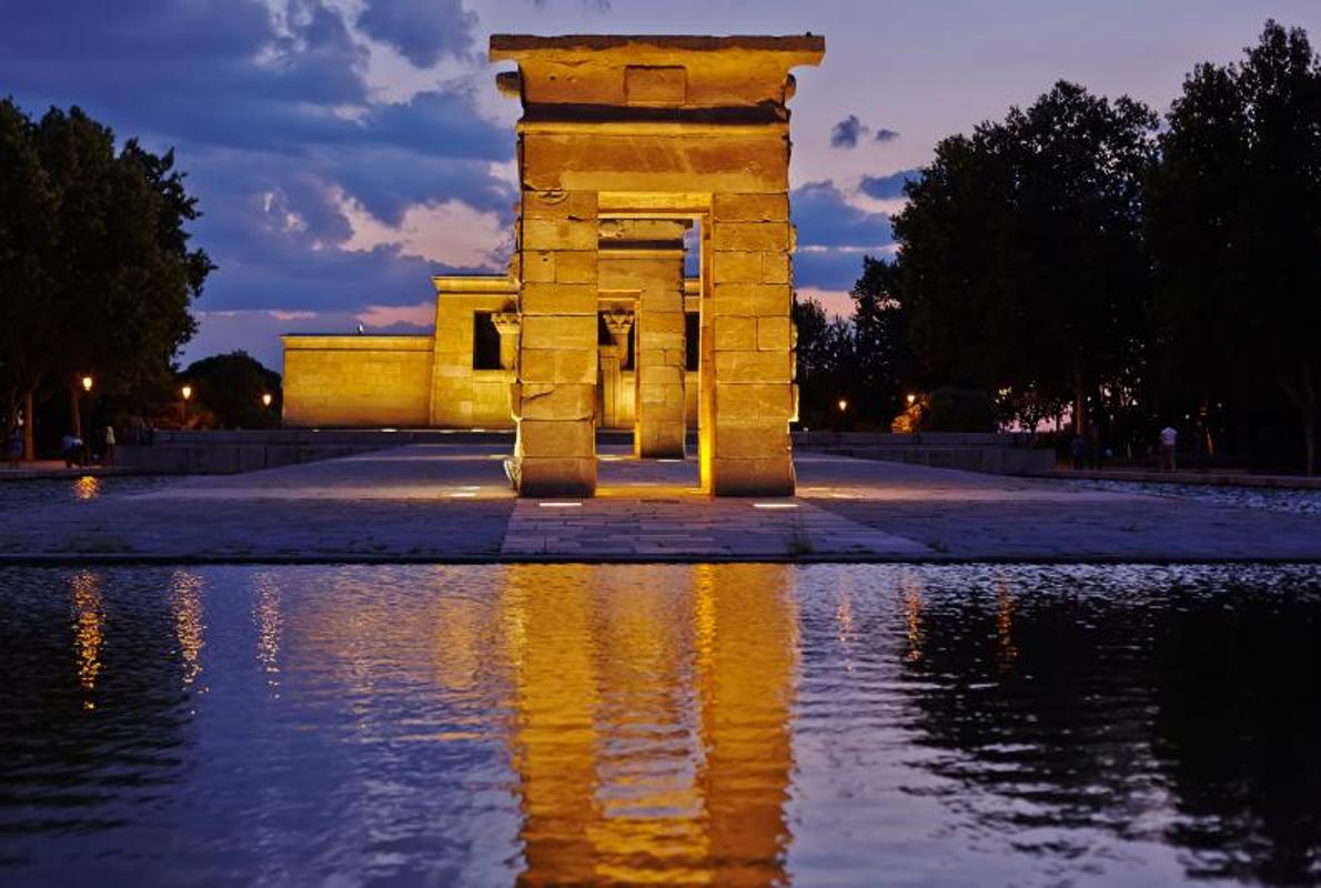 El templo egipcio fotografiado de noche