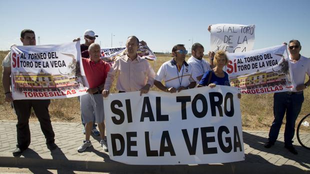 Manifestantes a favor del Toro de la Vega durante la visita de la ministra a Tordesillas