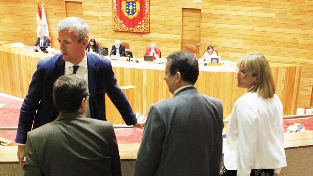 Alfonso Rueda saluda al alcalde de Vigo, Abel Caballero, durante la sesión plenaria en el Parlamento