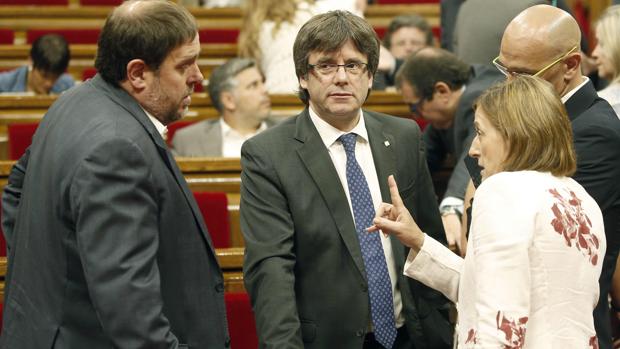 El presidente catalán, Carles Puigdemont, junto a Oriol Junqueras (ERC) durante el Pleno del Parlamento catalán