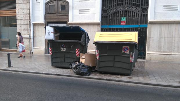 Una pareja de mendigos encuentra a un bebé recién nacido en un contenedor de basura en Valencia