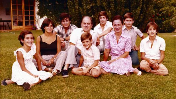 Fotografía de la familia de Jordi Pujol, con su mujer Marta Ferrusola y sus siete hijos, en el verano de 1979