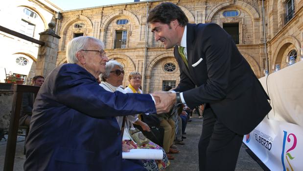 El consejero de Fomento y Medio Ambiente de la Junta saluda a Cristóbal Halfer