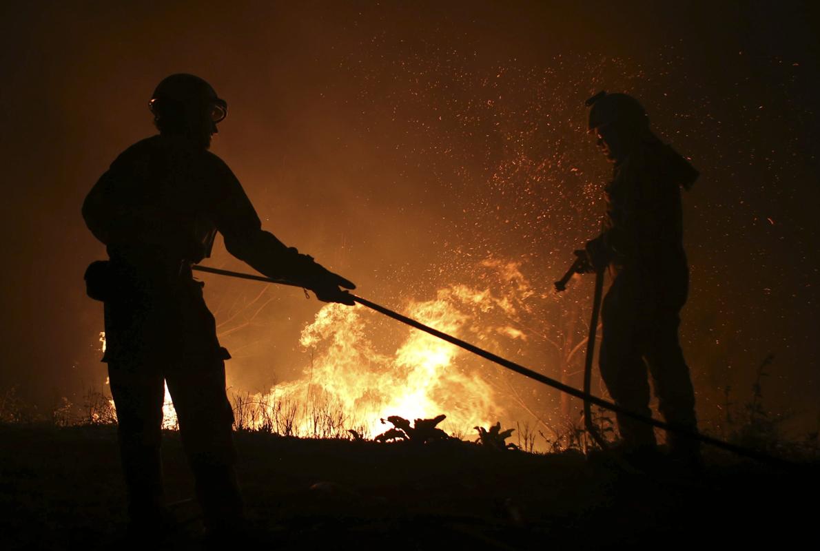 Los bomberos lograron frenar el avance de las llamas y controlar el incendio durante la pasada noche