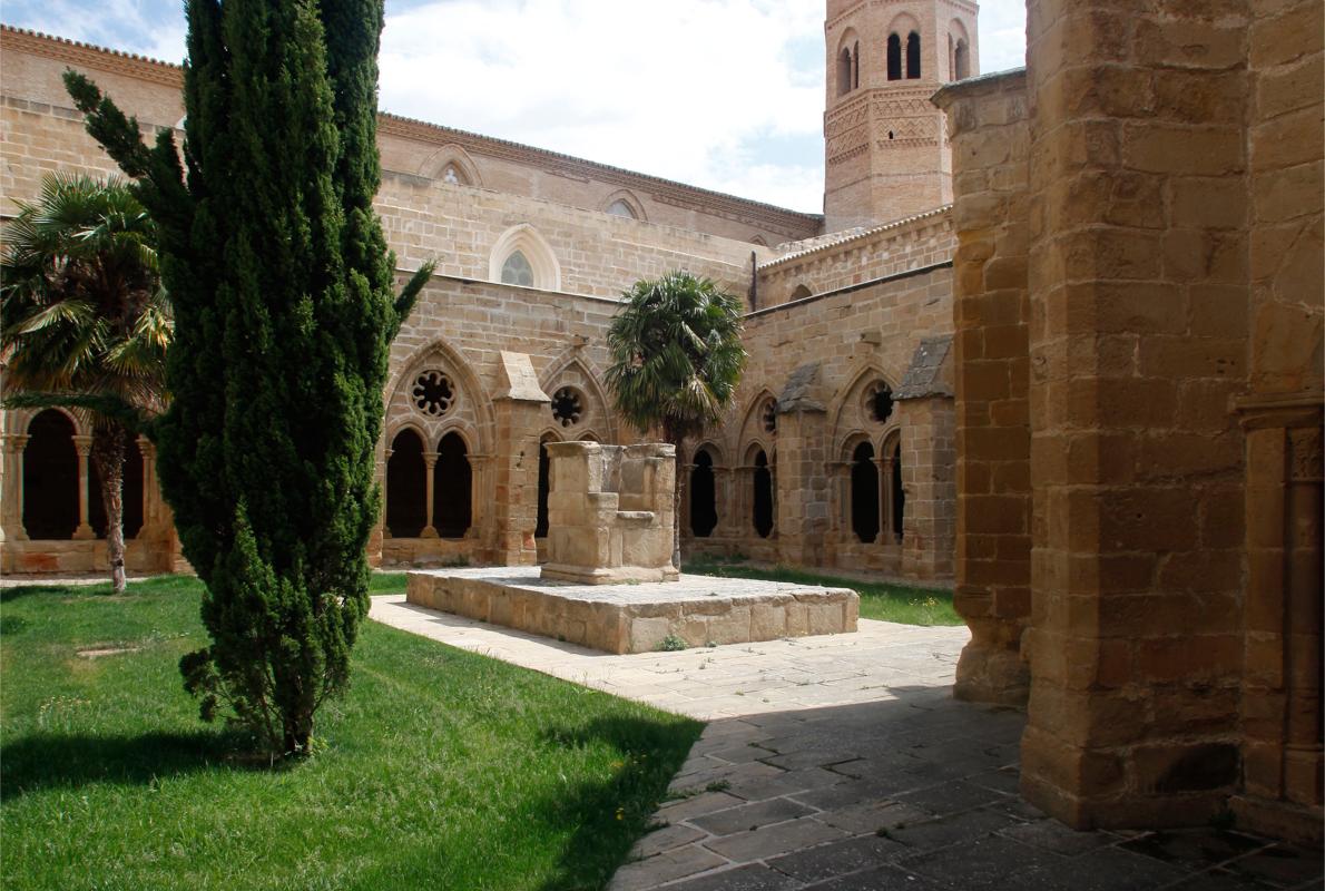 Claustro románico del histórico Monasterio de Rueda (Zaragoza)