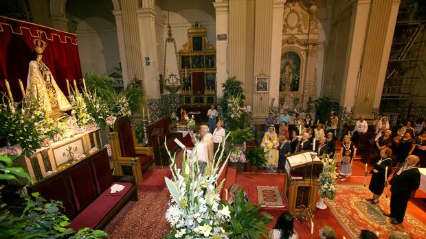 Imagen de la patrona recibiendo la ofrenda floral