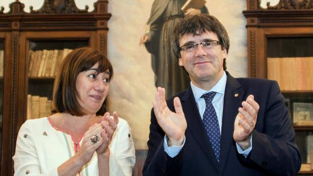 La presidenta balear, Francina Armengol, junto al presidente de la Generalitat de Cataluña, Carles Puigdemont