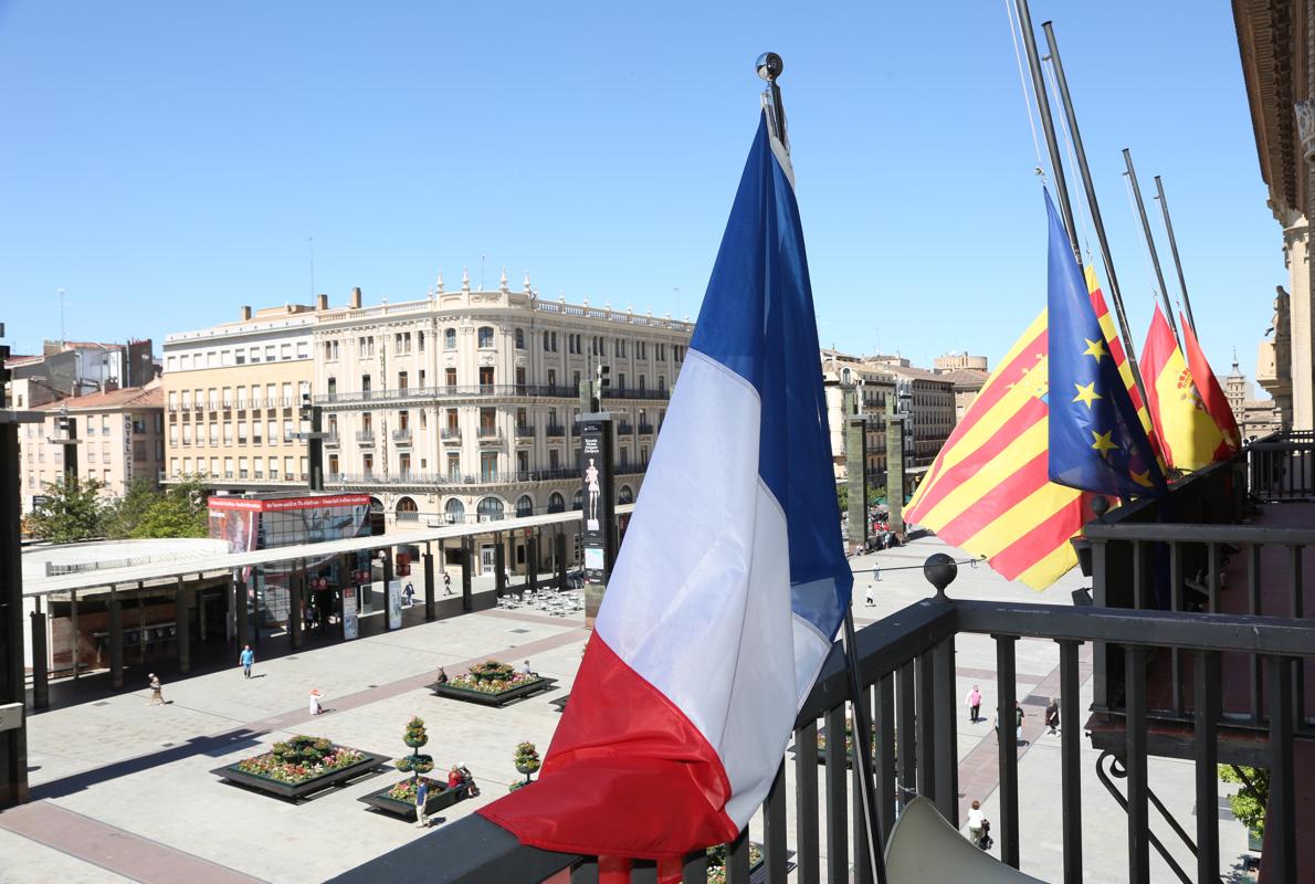 La bandera francesa, ondeando en señal de luto en la sede del Ayuntamiento de Zaragoza