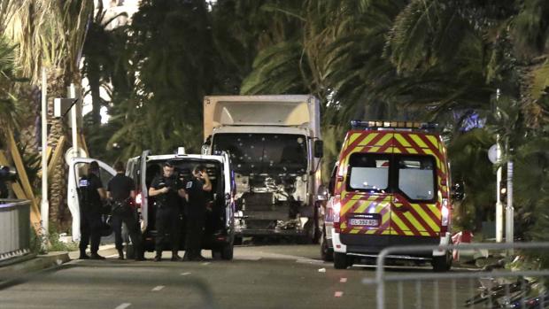 Imagen del camión que ha provocado la muerte de al menos 82 personas en Niza (Francia)