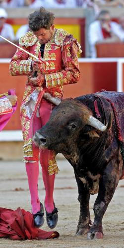 Eugenio de Mora, enganchado por uno de los astados de Cebada Gago en Pamplona