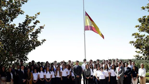 Los Reyes guardan un minuto de silencio en La Zarzuela, con la bandera a media asta, acompañados por los 50 estudiantes del programa de «Becas Europa»