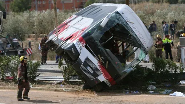 Estado del autobús tras el accidente del pasado 20 de marzo en Freginals (Tarragona) y que costó la vida a 13 personas