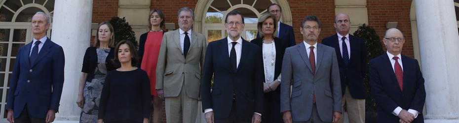 Rajoy, junto a su Gobierno, ayer en La Moncloa durante el minuto de silencio por el atentado de Niza