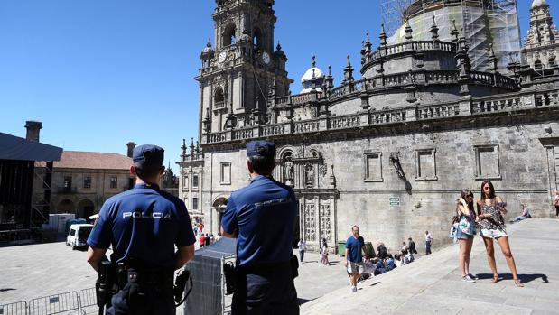 Agentes de la Policía Nacional, en los aledaños de la Catedral de Santiago