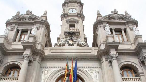 Torre del Ayuntamiento de Valencia, sobre el balcón con las banderas oficiales