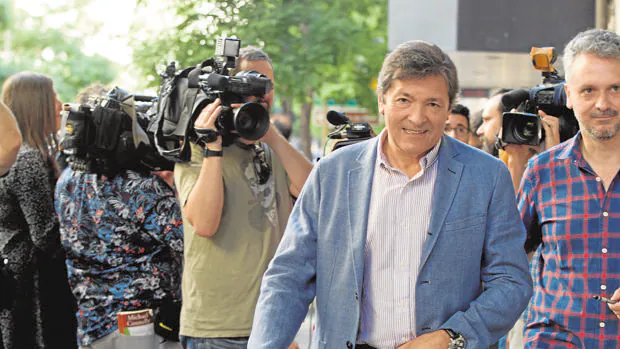 El presidente asturiano, Javier Fernández, llegando al Comité Federal del PSOE el 9 de julio