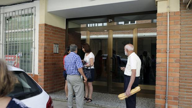 Portal de Aranda de Duero donde vivía la víctima y su marido, el presunto asesino